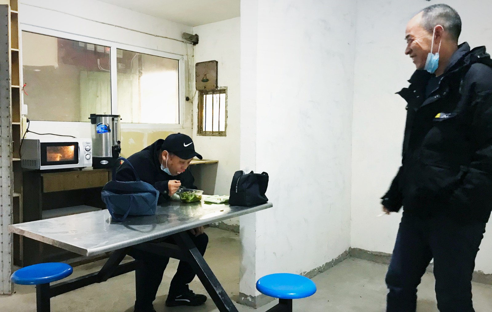 10月份，公司新租建駕駛員休息室之一，駕駛員在休息室內愉悅休息與交談.jpg